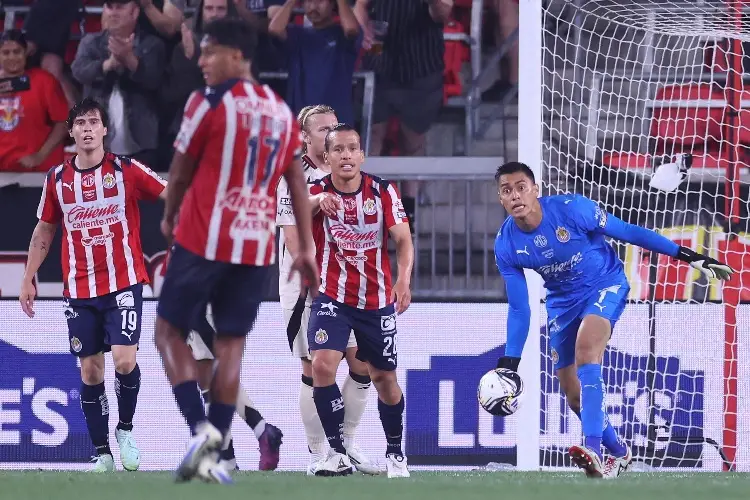 Chivas sufre empate de último minuto, pero rescata punto extra en penales