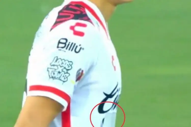 ¿Por qué Gilberto Mora jugó con una playera de Xolos parchada?