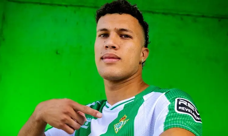 ¡Fichaje cerrado! Deossa ya posa con la del Betis