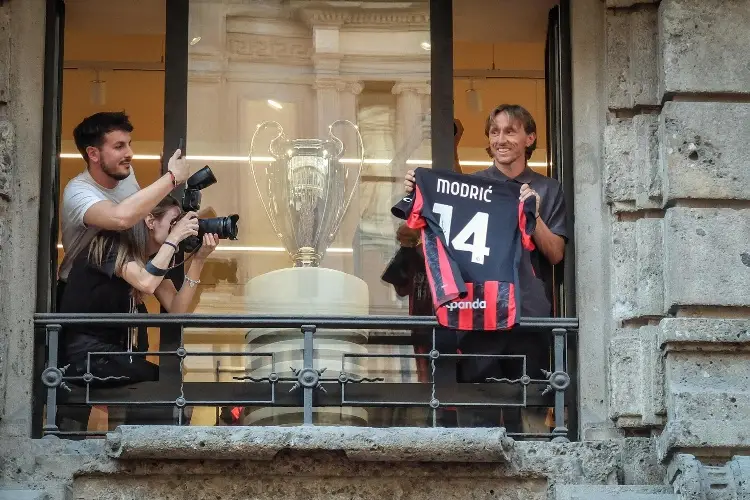 Luka Modric presentado oficialmente con el Milan