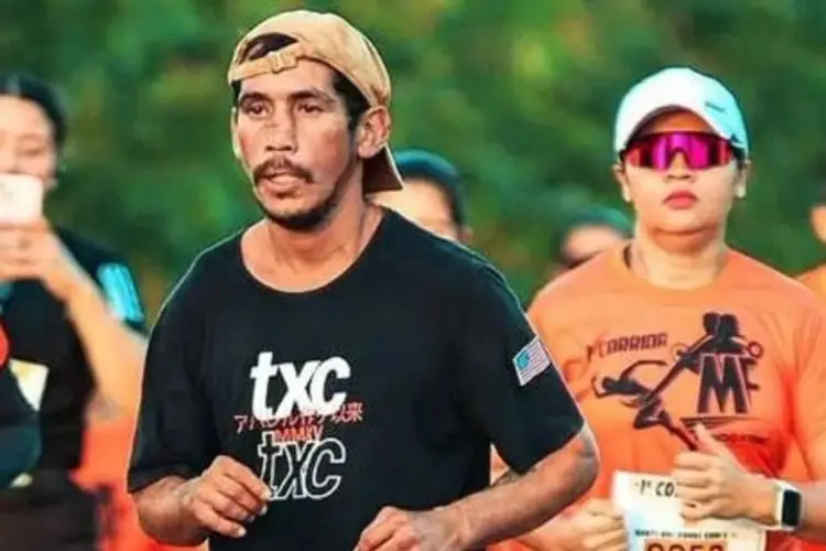 Hombre en estado de ebriedad corre 8 km y recibe medalla