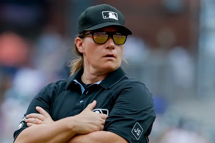 Jen Pawol hace historia como la primera árbitra en la MLB
