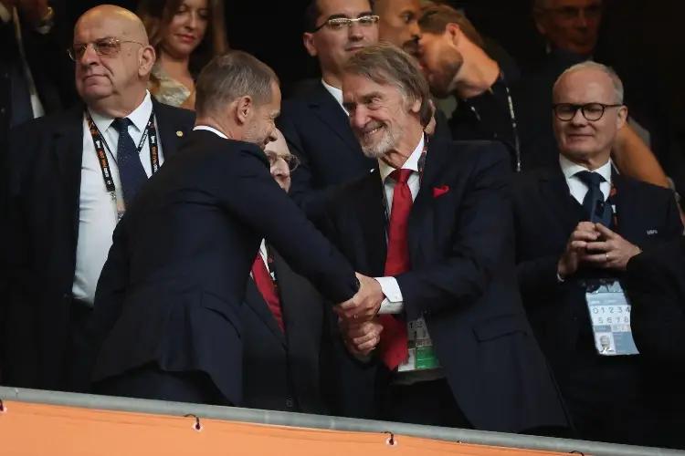 Manchester United gasta 240 millones en fichajes tras despidos masivos