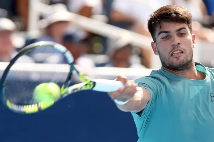 Alcaraz duda ante Dzumhur en su regreso, pero avanza en Cincinnati