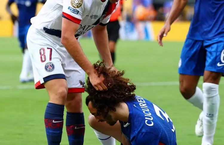 Joao Neves suspendido por jalar cabello a Cucurella