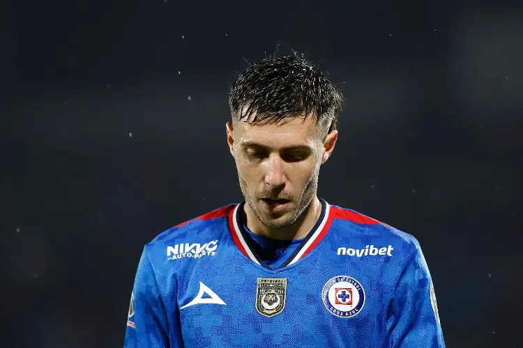 Cruz Azul sufre para ganarle a un San Luis que terminó con diez jugadores 