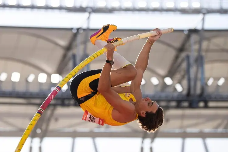 Duplantis rompe nuevamente el récord mundial de salto con pértiga