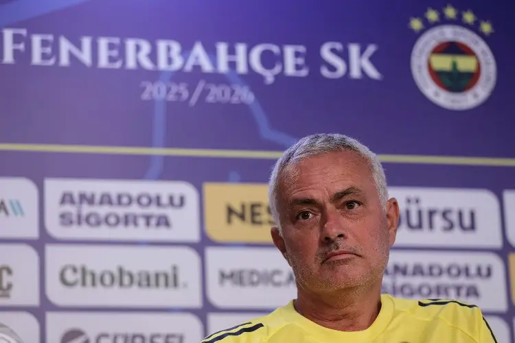 El Fenerbahce de Mourinho golea al Feyenoord y sigue con vida en la Champions League