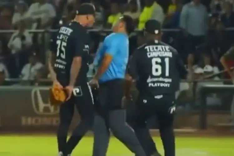 Expulsan a jugador de Algodoneros y empuja al umpire (VIDEO)