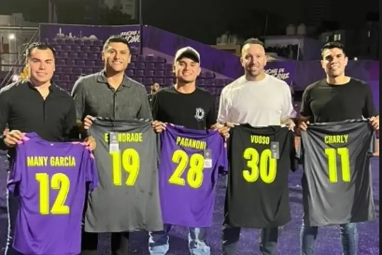 El desfile de Ex Tiburones en la presentación del Racing de Veracruz