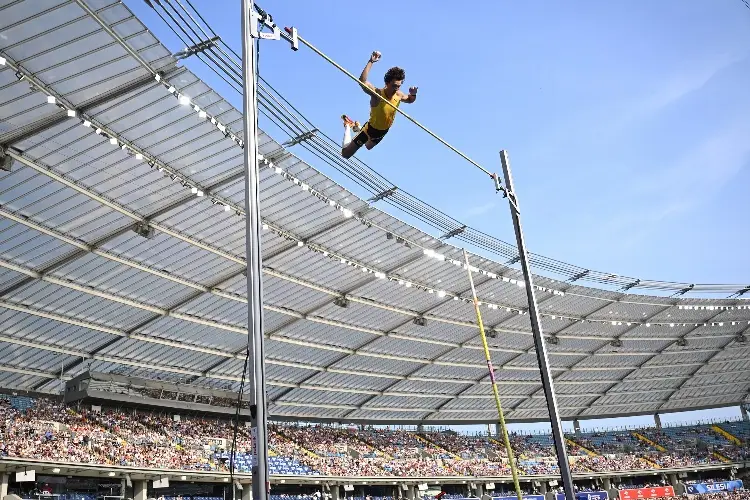 Duplantis extiende su dominio en salto con pértiga