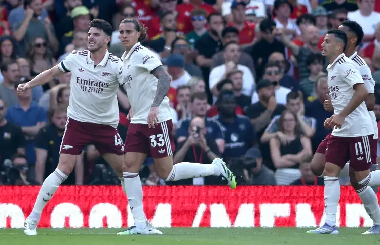 Arsenal se aprovecha de los errores para vencer al Manchester United