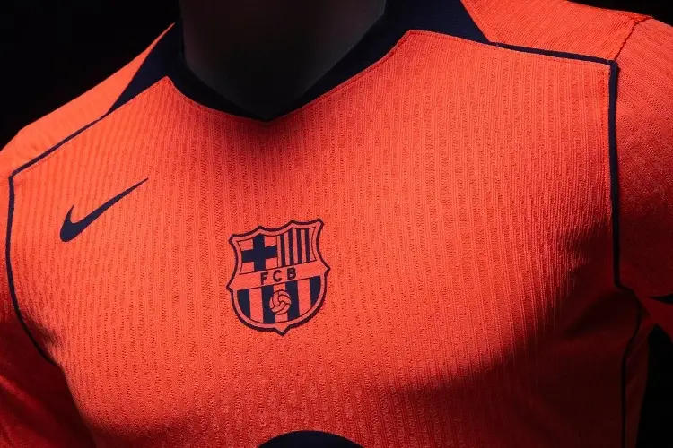 Barcelona presenta camiseta inspirada en el sextete de 2009