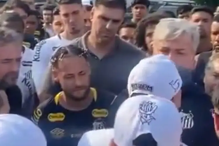 Hinchas interrumpen entrenamiento para encarar a Neymar y a jugadores de Santos (VIDEO)