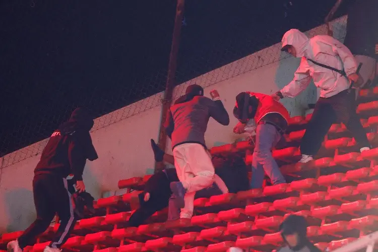 ¡Tragedia en la Copa Sudamericana! Diez heridos y noventa  detenidos tras batalla campal entre aficionados