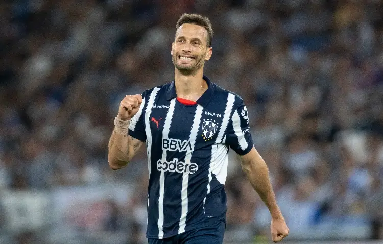 ¡Increíble! Golazo olímpico de Sergio Canales en la Liga MX (VIDEO)