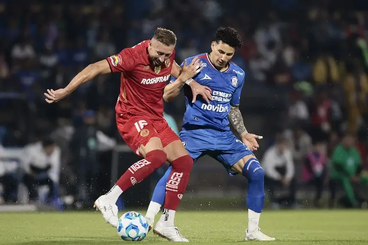 Larcamón asegura que vencer al campeón es una motivación para Cruz Azul