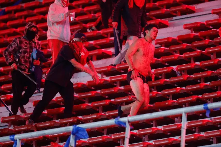 Identifican a 25 aficionados que participaron en los graves incidentes en Copa Sudamericana