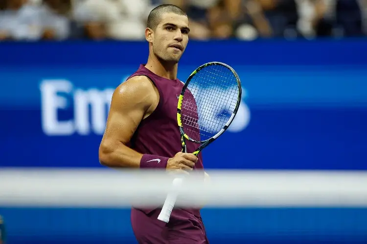 Con su nuevo look, Alcaraz no tiene problemas para avanzar de ronda en el US Open 