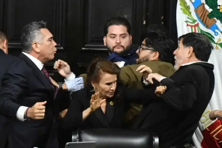 Narran pelea entre Alito Moreno y Noroña como Box (VIDEO)