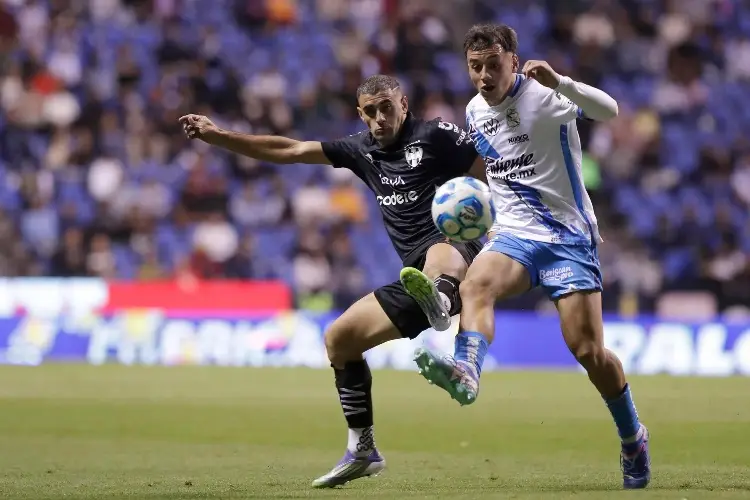 ¡Larga vida al líder! Rayados triunfa ante Puebla en una lluvia de goles  