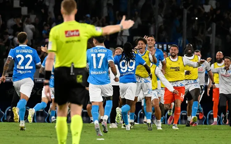 Napoli consigue valioso triunfo en el último segundo