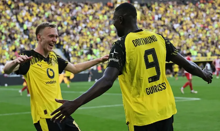 Dortmund golea y consigue su primera victoria de la temporada
