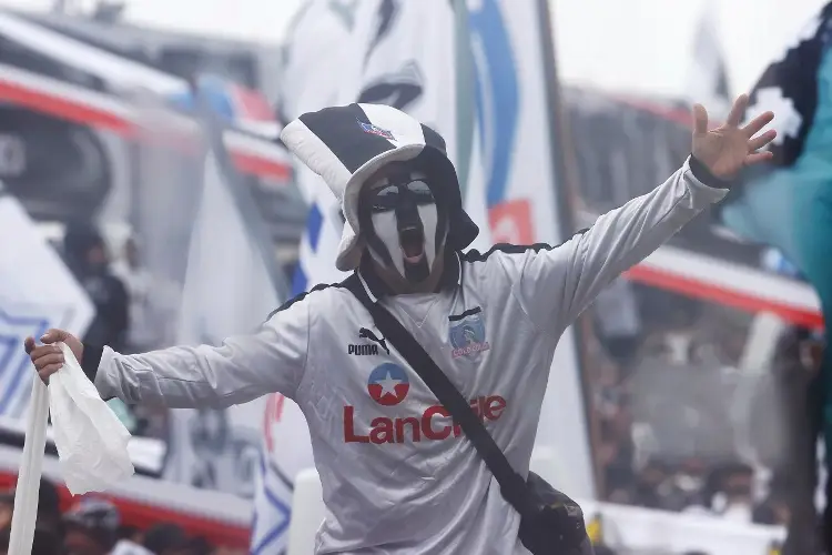 ¡Tragedia! Muere un aficionado en pleno estadio durante el Superclásico de Chile 