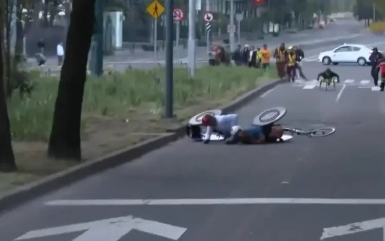 Baches provocan caídas de dos atletas en el Maratón de la CDMX (VIDEO)