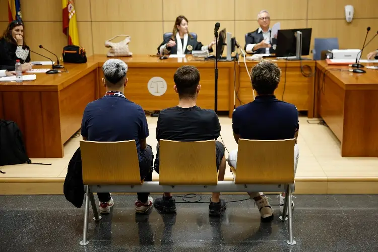 Suman seis aficionados españoles en prisión por racistas