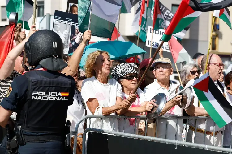 Protestas en cacerolas por el equipo Israel en la Vuelta a España