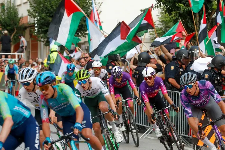 Nuevos incidentes con protestas pro Palestina en la Vuelta a España (VIDEO)