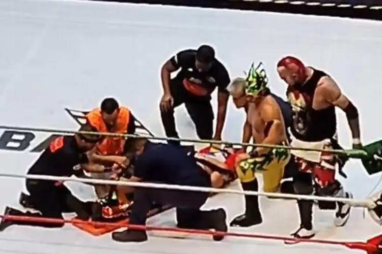 Octagón Jr. sufre durísima lesión en plena función y abandona en camilla (VIDEO)