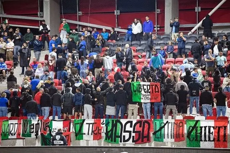 La afición italiana da la espalda al himno de Israel