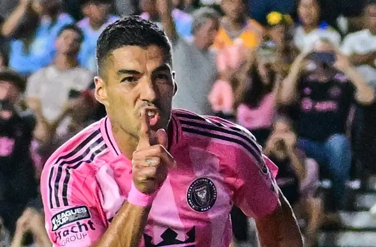 Aumentan sanción a Luis Suárez tras escupir a un miembro del cuerpo técnico rival 