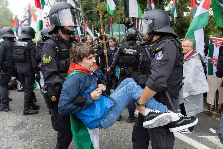 Protestas propalestinas interrumpen la Vuelta Ciclista a España