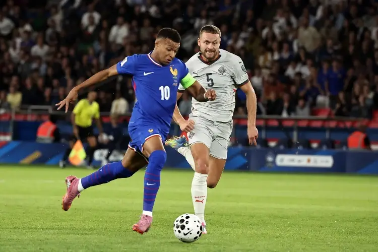 Francia y Mbappé remontan a Islandia y se consolidan rumbo al Mundial