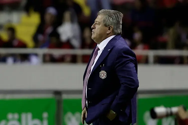 '¡Fuera Piojo, fuera Piojo!' Afición de Costa Rica explota y exige salida de Miguel Herrera (VIDEO)