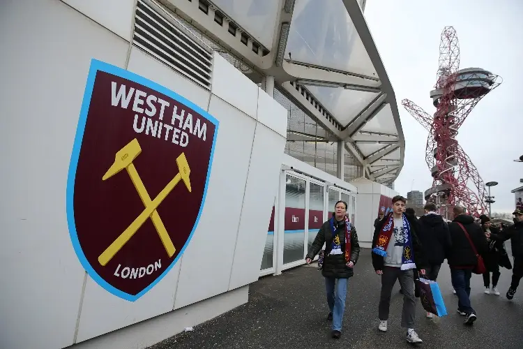 West Ham prohíbe uso de bufandas en su estadio para el derbi ante Tottenham