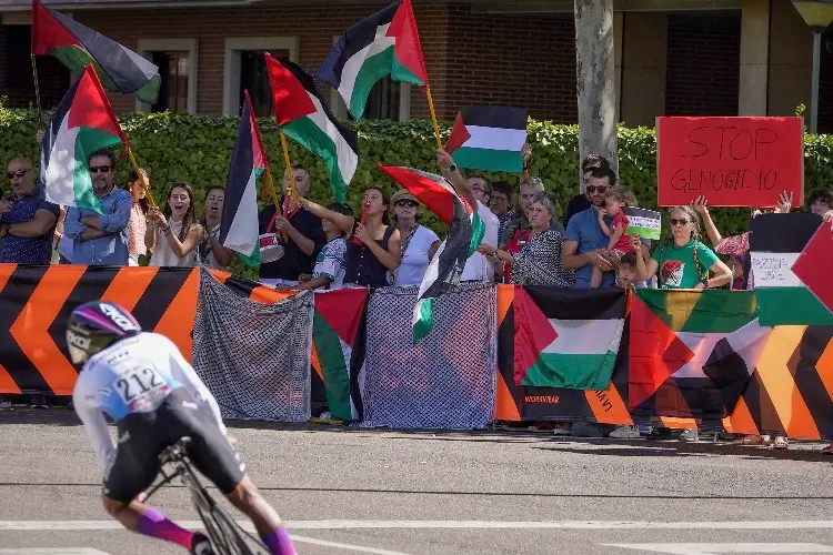 Liberan a dos jóvenes pro palestina que irrumpieron la Vuelta a España
