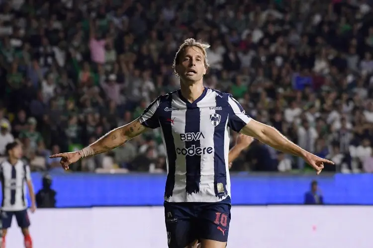 Rayados de Monterrey busca mantener el liderato ante unos débiles Gallos Blancos 
