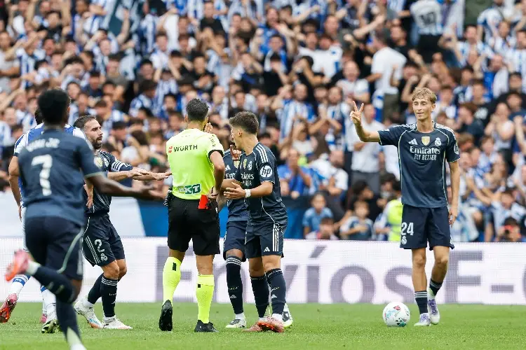 Real Madrid muestra su malestar con el arbitraje comparando expulsiones con el Barcelona