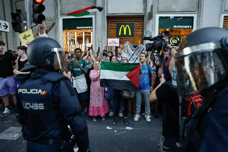 Protestas pro Palestina dejan 22 policías heridos en la Vuelta a España