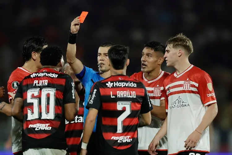 Flamengo se queja de expulsión en Copa Libertadores y Conmebol los perdona