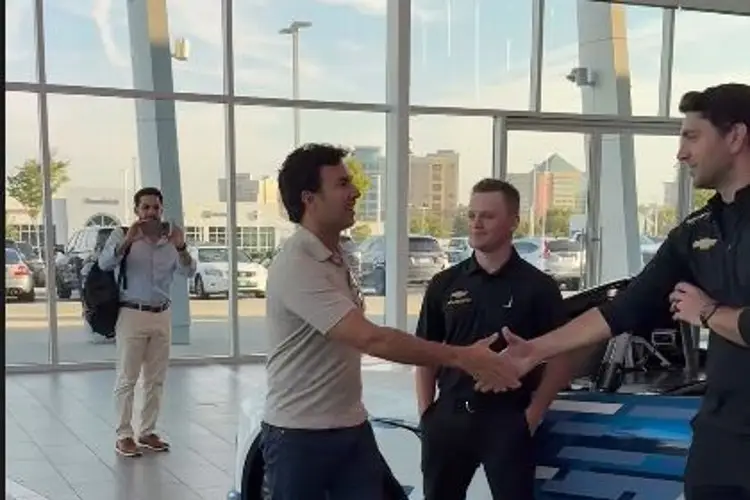 ¡Checo Pérez por primera vez en la fabrica de Cadillac! (VIDEO)