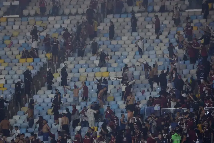 Tremenda bronca entre fans de Lanús y la policía en pleno Maracaná (VIDEOS)