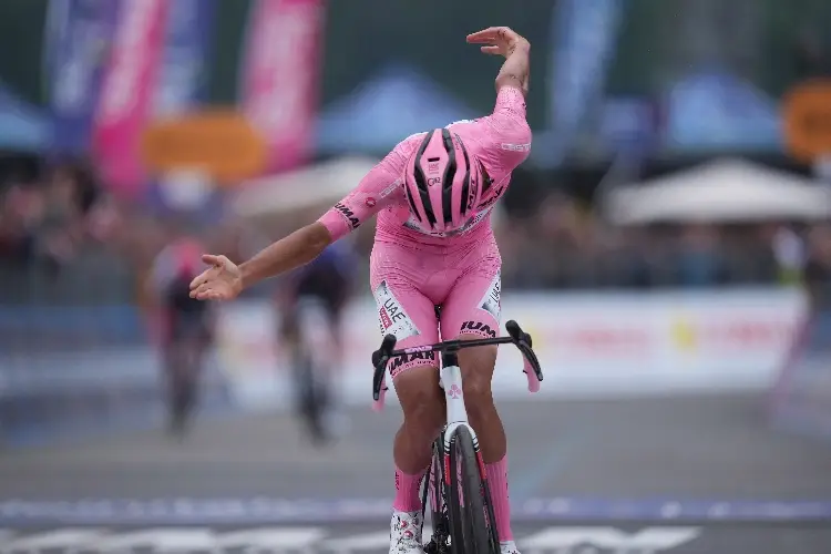 Isaac Del Toro competirá con históricos ciclistas en España