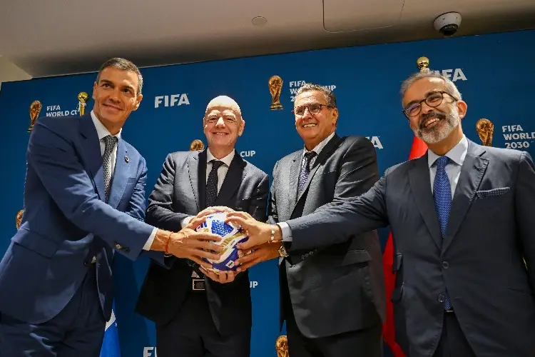 Gianni Infantino se reúne con presidente de España rumbo al Mundial 2030