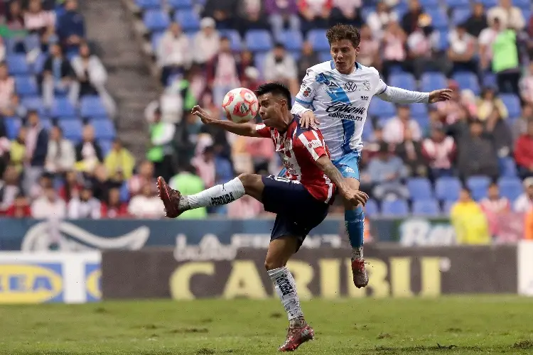Chivas se olvida de la lluvia y vence a Puebla en un juego reprogramado