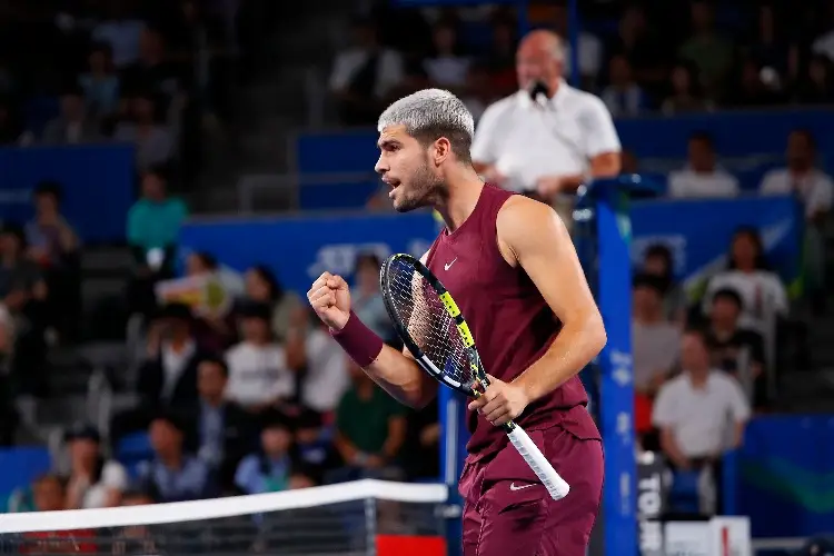 Carlos Alcaraz acaba con Nakashima y se mete a semifinales del Torneo de Tokio